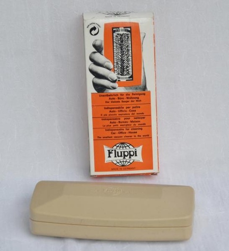 Fluppi brush for cleaning the table